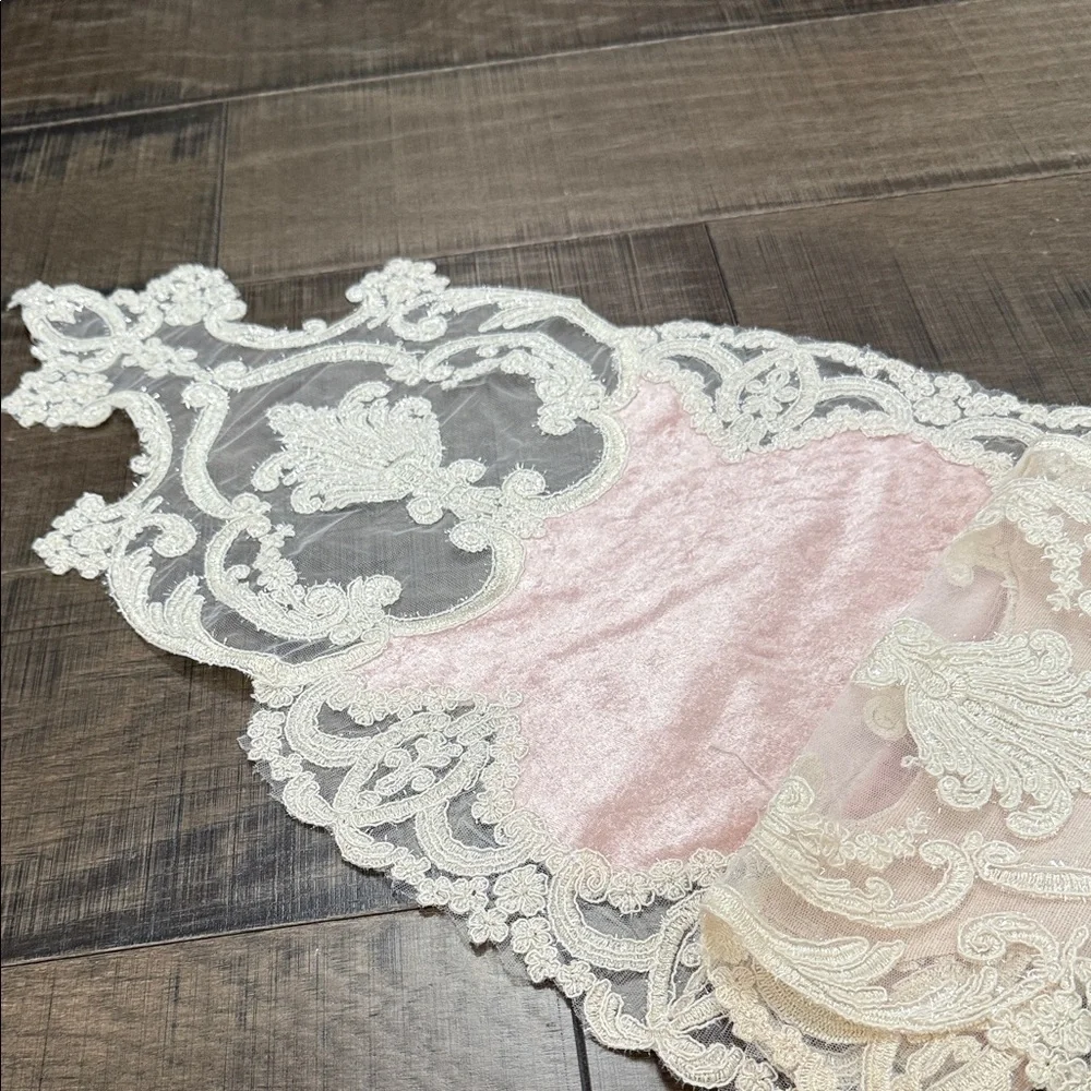 NWOT VINTAGE VICTORIAN Style Elegant Pink and White Lace Table Runner